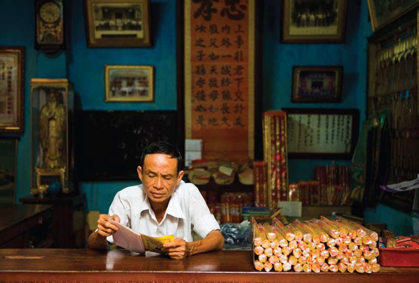 Macao_Joss_stick_seller